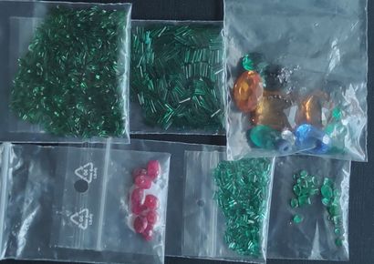 null Batch of synthetic stones in green, red etc.