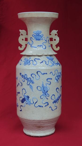 null VASE en céramique craquelée à décor monochrome bleu de vases fleuris et rubans...