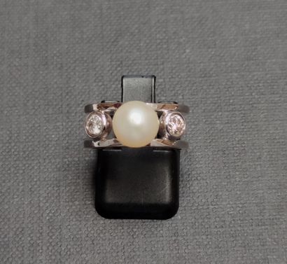 null RING IN GOLD 750°/00 set with a pearl and two diamonds 

Gross weight : 5.4...