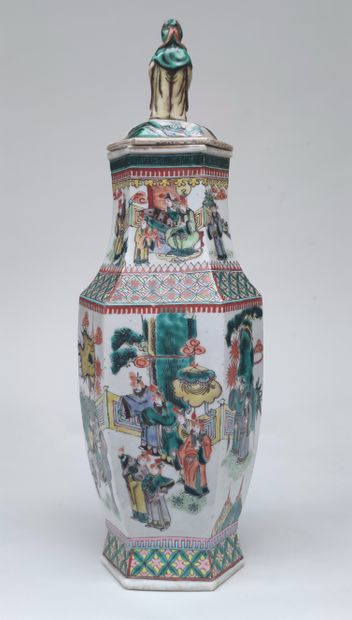 null 
VASE couvert en porcelaine émaillée polychrome, à décor de scènes de personnages...