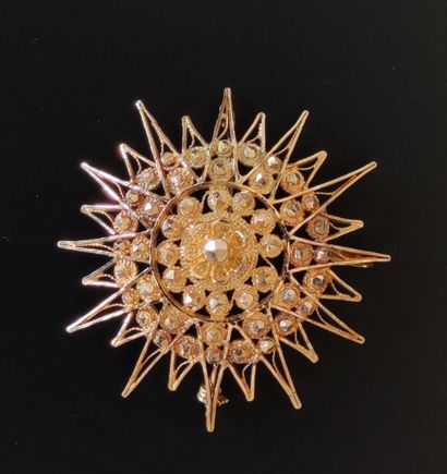 null 
Sun" brooch in openwork yellow gold 750°/00 Weight : 16.5 grams

