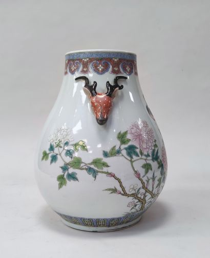 null 
CHINE - XXe siècle
Vase de forme "hu" en porcelaine émaillée polychrome, la...
