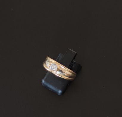 
Yellow gold ring with white stone Weight...