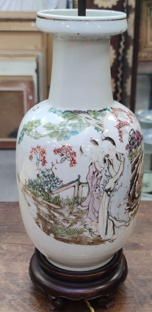 
Vase en porcelaine à décor polychrome de...