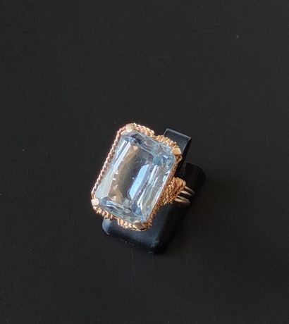 null 
RING in yellow gold 750°/00 set with an aquamarine stone, gross weight: 7.8...