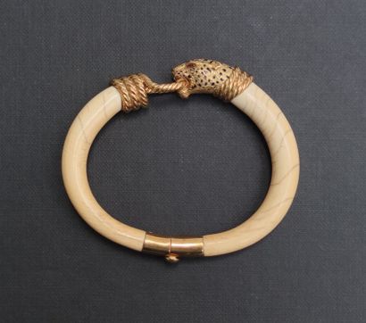 null 
Bracelet rigide et articulé composé de deux éléments en ivoire réunis ensemble...