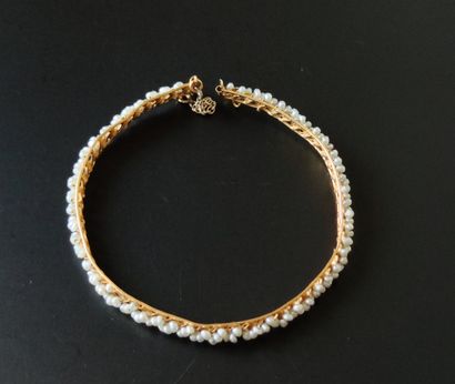 null 
BRACELET in yellow gold 750°/00 with freshwater pearls around the edge Diameter:...