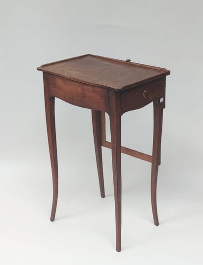 null 
Petite TABLE travailleuse en bois, fin du XIXe siècle 66 X 51 X 34 cm
Petite...
