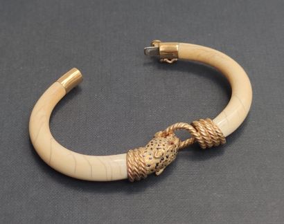 null 
Bracelet rigide et articulé composé de deux éléments en ivoire réunis ensemble...