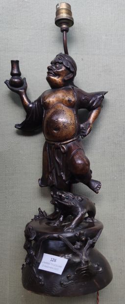 null 
EPREUVE en bronze patiné brun, monté en lampe, représentant un personnage mythique...