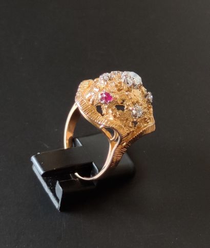 null 
RING IN YELLOW GOLD 750°/00 dome shape set with five diamonds and two red stones...