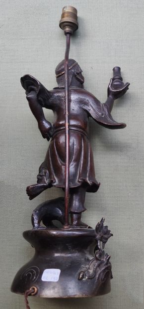 null 
EPREUVE en bronze patiné brun, monté en lampe, représentant un personnage mythique...
