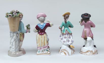 null 
Ensemble de quatre sujets en porcelaine polychrome représentant un violoniste,...