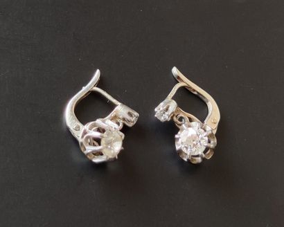 null 
Pair of sleeper earrings in white gold 750 °/00 each adorned with a brilliant...