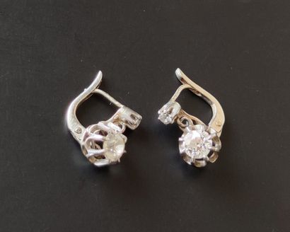 null 
Paire de BOUCLES d'oreilles dormeuses en or gris 750 °/00 ornée chacune d'un...