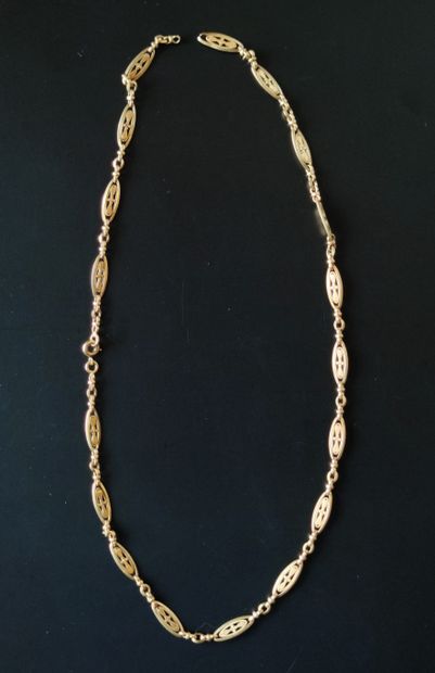 null 
NECKLACE in yellow gold 750 °/00 with eighteen olive links

Weight : 12.4 g...