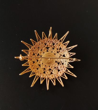 null 
Sun" brooch in openwork yellow gold 750°/00 Weight : 16.5 grams
