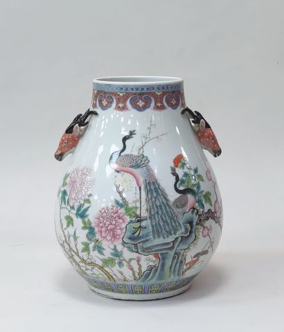 null 
CHINE - XXe siècle
Vase de forme "hu" en porcelaine émaillée polychrome, la...