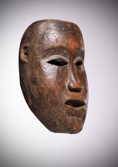 null Kongo/

Vili (RDC) Masque au style réaliste à belle patine brune-ocre rouge.

Des...
