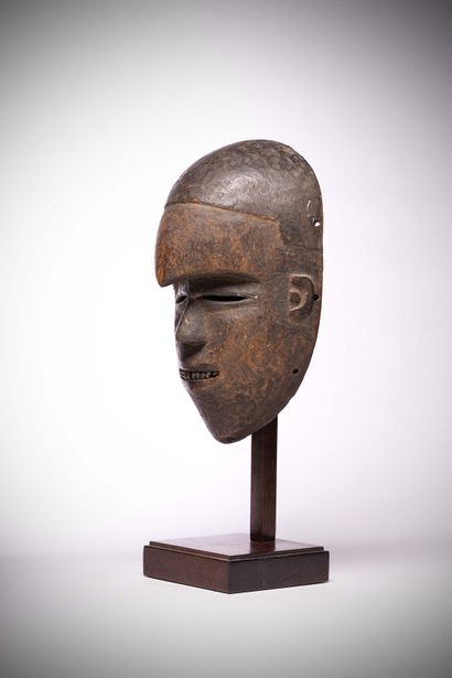 null Idoma

(Nigéria) Ce masque d'une belle ancienneté pourrait provenir du nord...