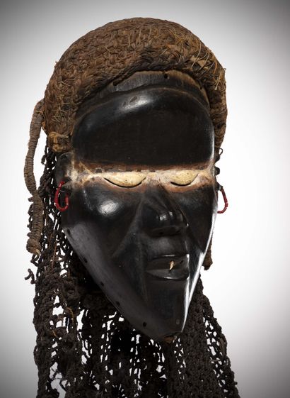 null Dan

(Côte d'Ivoire) Masque en bois lourd, aux yeux fendus en arc de cercle...