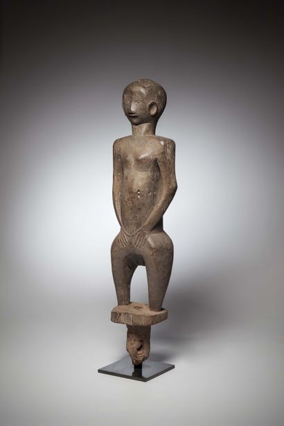 null Tiv

(Nigéria) Importante statue féminine "Ihambé" les bras décollés du corps,...