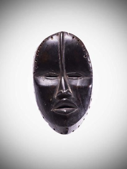 null Dan

(Ivory Coast) Very elegant mask with black lacquered patina.

A frontal...