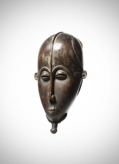 null Yaouré

(Côte d'ivoire) Elégant masque masculin en bois lourd patiné par l'usage.

Le...