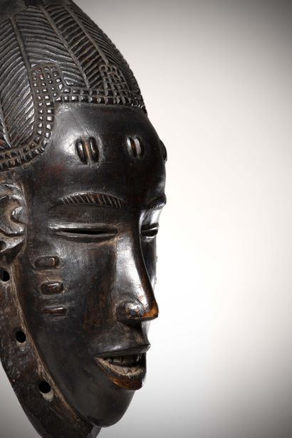 null Gouro

Ivory Coast "gu" mask in heavy wood with a refined face.

The headdress...