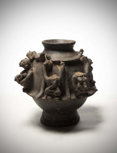 null Bariba

(Nord Bénin) Ancienne poterie de mariage en terre cuite.

Six personnages...