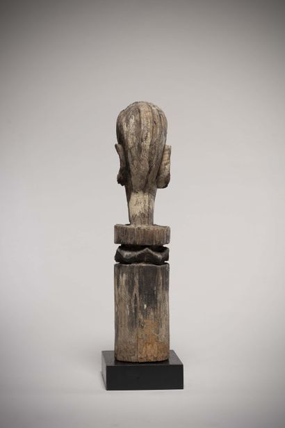 null Kwéré/

Zuramo

(Tanzania) Funerary post with rain patina representing a bearded...