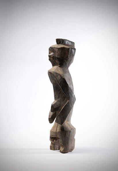 null Moumouyé 

(Nigéria) Puissante statue en bois lourd patiné par l'usage, les...
