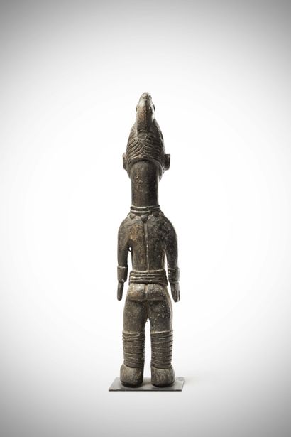 null Ibo

( Nigéria ) Grande poupée en bois à patine laquée noire, représentant une...