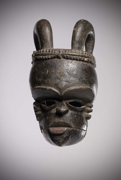 null Ibibio

(Nigéria) Puissant masque anthropomorphe à mâchoire mobile, visage à...