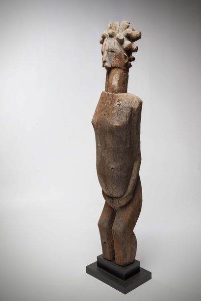 null Sakalave

(Madagascar) Statue féminine en bois de camphrier érodé par les intempéries.

La...