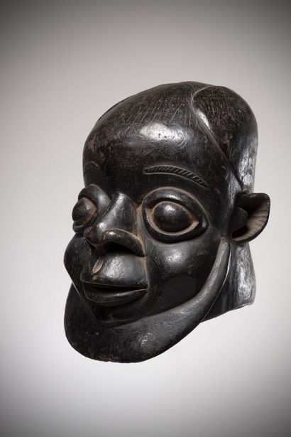null Bekom

(Cameroon) Male helmet mask with deep black patina.

In the cavities...