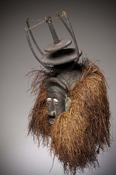 null Yaka

(RDC) Masque « masaka » des Yaka du nord portant la coiffe traditionnelle...