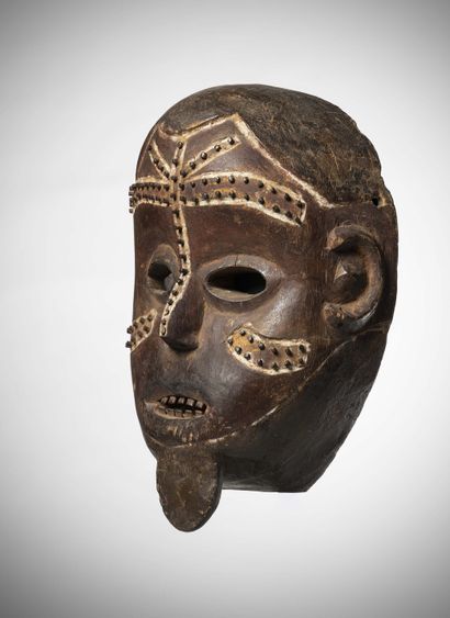 null Ngula

(DRC) Mask with tukula-coated face.

The scarifications drawn by a kaolin...