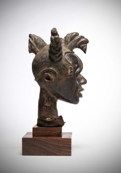 null Idoma

( Nigeria ) Dance crest made of heavy wood with a deep brown patina,...