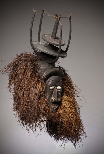 null Yaka

(RDC) Masque « masaka » des Yaka du nord portant la coiffe traditionnelle...