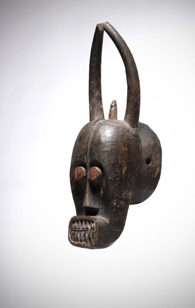 null ijo

(Nigeria) Anthropo-zoomorphic mask.

The tubular eyes covered with red...