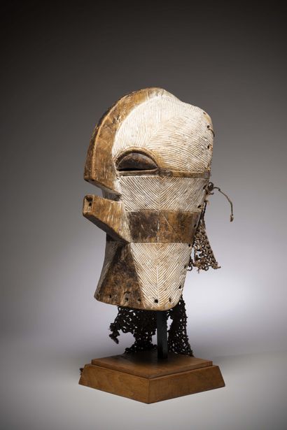 null Songé

(Congo DRC) Feminine "Kifwebe" mask, kikashi with a face streaked with...