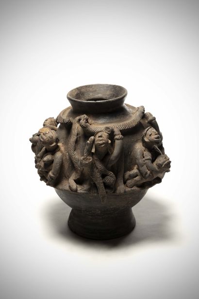 null Bariba

(North Benin) Ancient wedding pottery in terracotta.

Six figures adorn...