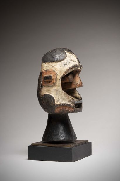null Idoma 

(Nigeria) Very ancient crest of headdress in patinated wood with white,...