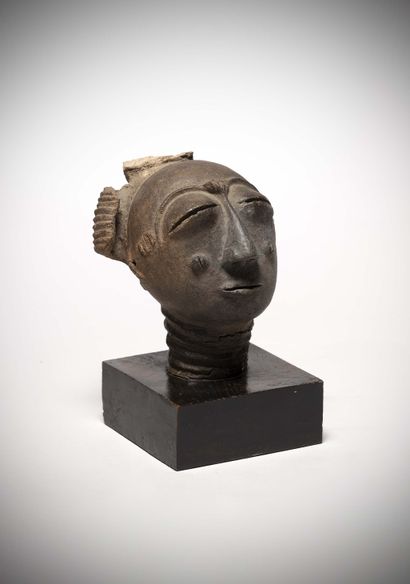 null Krinjabo

Côte d'Ivoire Funerary head in terracotta with dark engobe, the arched...