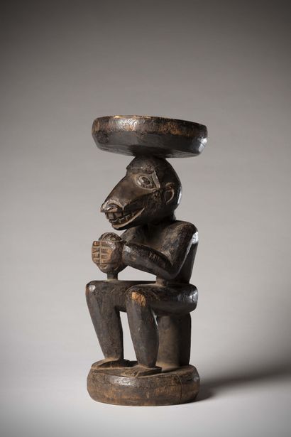 null Fon 

(Yoruba) Très ancien siège 

représentant un singe 

En position assise...