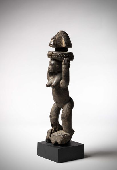 null Itsoko

(Nigéria) Statue féminine en bois lourd, bras levé soutenant un plateau...