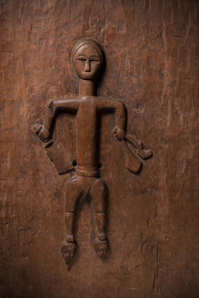 null Baule 

Côte d'Ivoire This very old door represents a traditional chief holding...