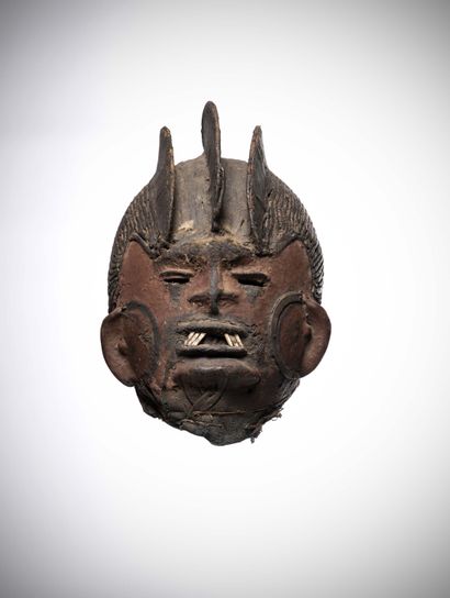 null Yoruba

(Nigéria) Ce type de masque en calebasse surmodelée avec marouflage...