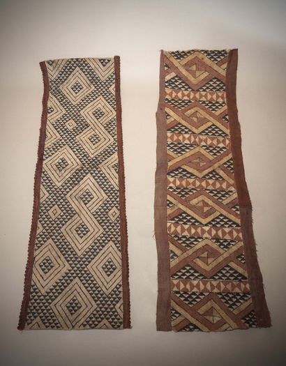 null Kuba 

( RDC ) Deux tapis en écorce battue bordés de tissage de raphia, à décor...